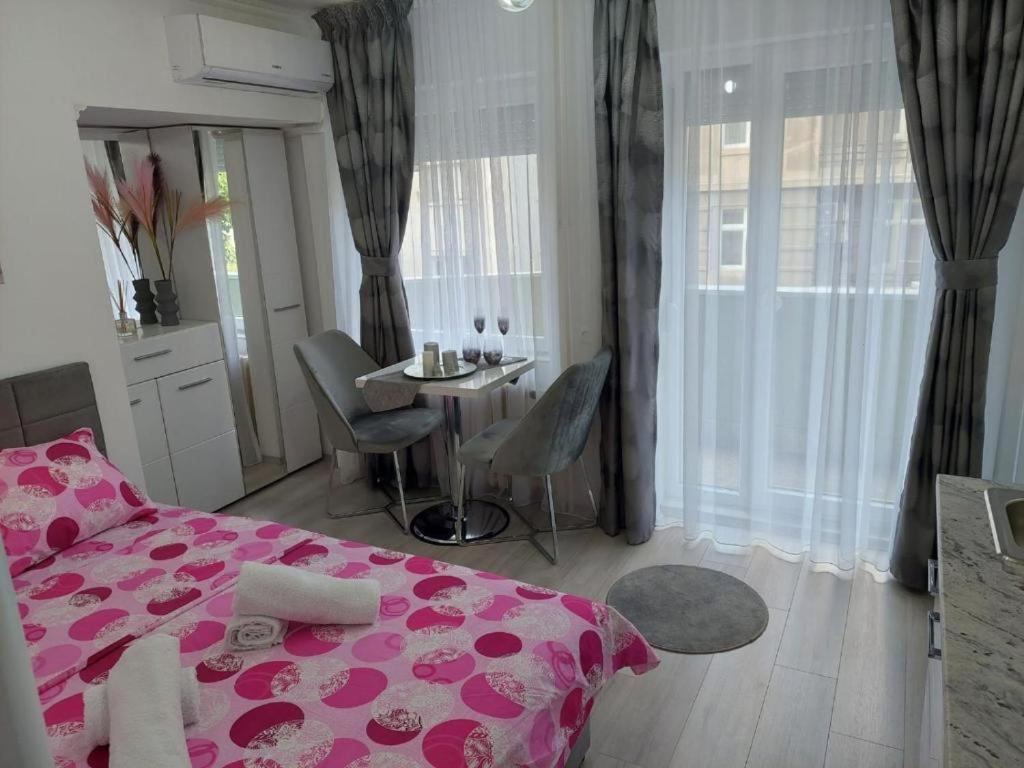 City Lux Square Apartment Skopje Esterno foto